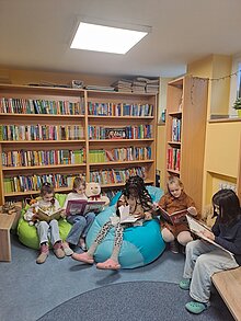 Hier macht lesen Spaß Foto Kinder lesen in unserer Schulbücherei.