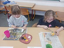 Foto zwei Kinder der Kunst AG