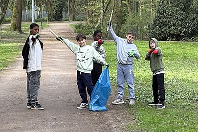 Foto fünf Jungs der Klasse 4b sammelt Müll im Park