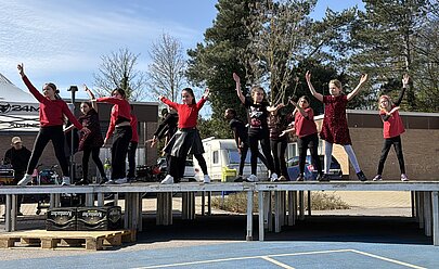 Foto Tanz AG der KGS tritt auf der großen Bühne auf.