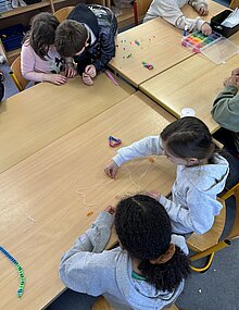 Foto Kinder der Delfingruppe basteln Schlüsselanhänger