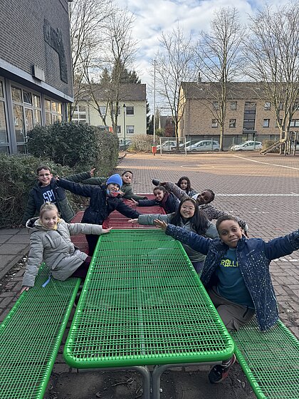 Kinder an den bunten Tischen. Gemeinsame Pausen laden zum Austausch, Lachen und entspannen ein.