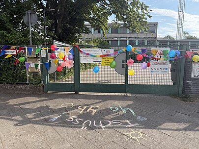 Foto: das Schultor wurde feierlich geschmückt.
