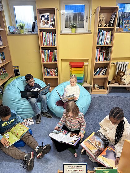 Foto Leseecke Bücherei mit Kindern